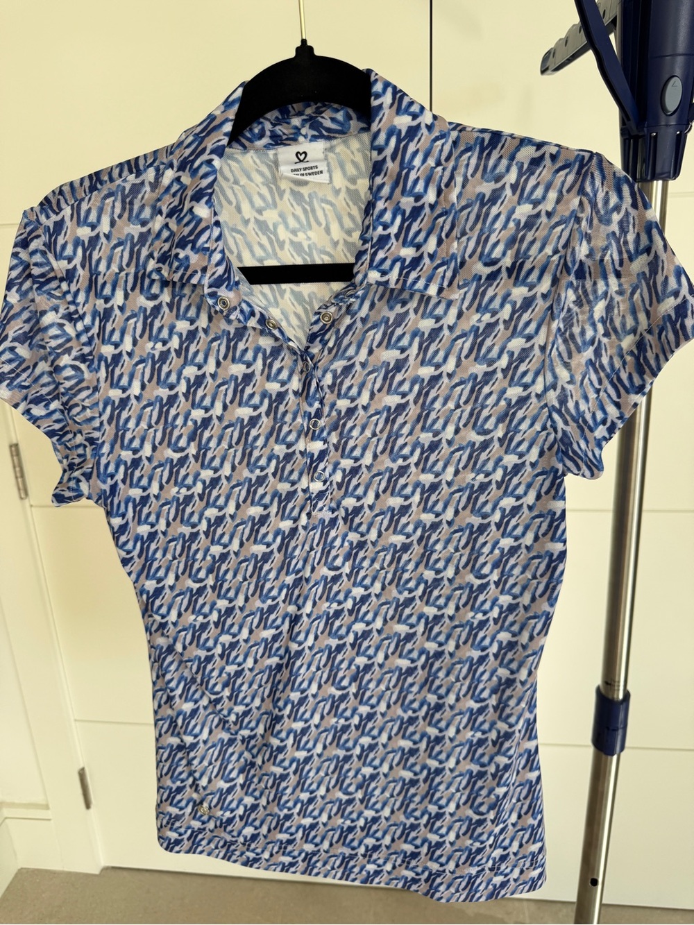 Daily Sports, Blue Patterned Short-Sleeve women’s Golf/sport shirt, size M